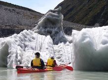Kayak_vs_glacier.jpg